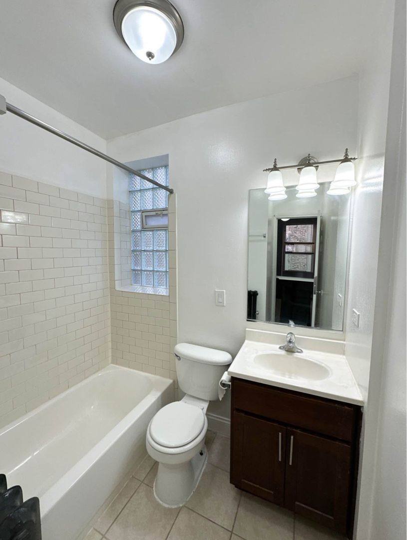 Apartment for rent at 4241 N Kenmore, Chicago, IL 60613