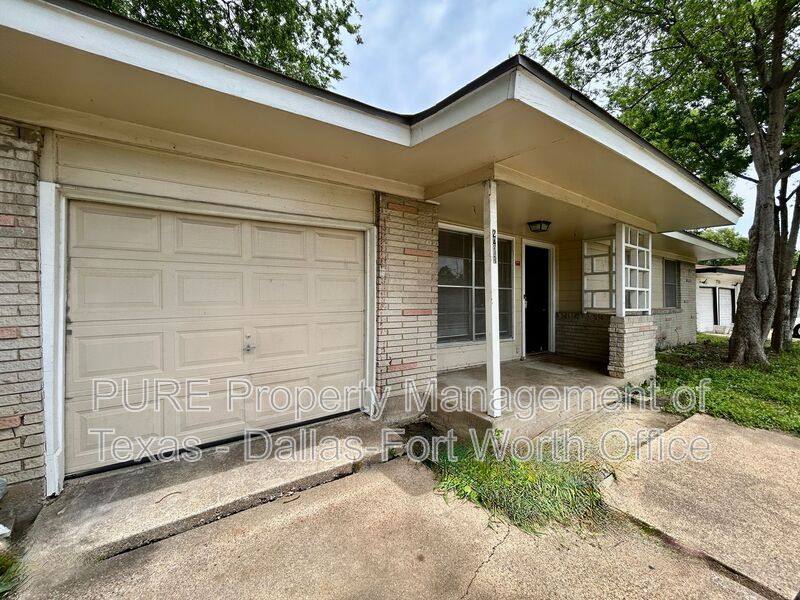 House for rent at 2411 E Mitchell St, Arlington, TX 76010