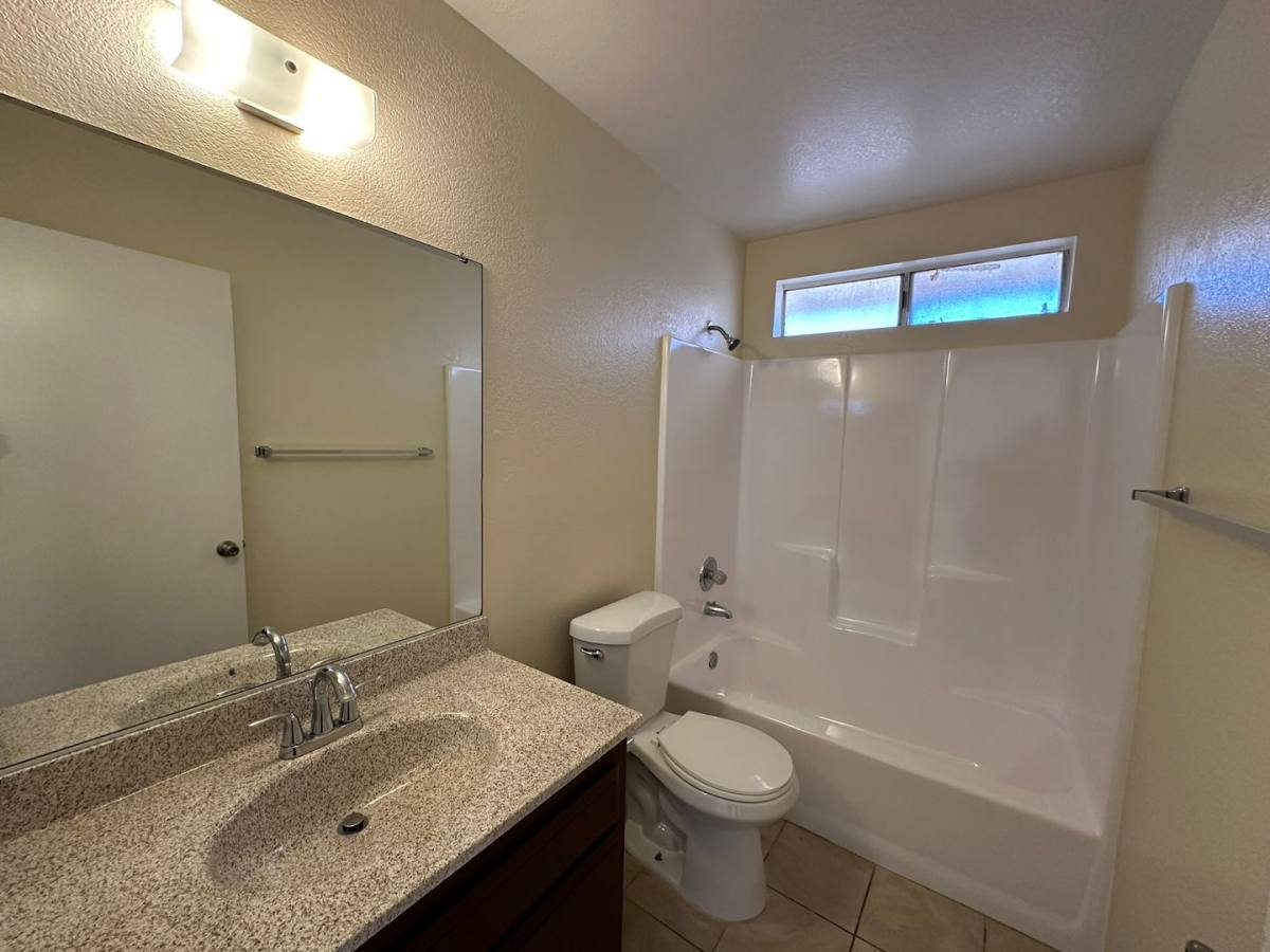 Apartment for rent at 13915 Spruce St, Hesperia, CA 92345