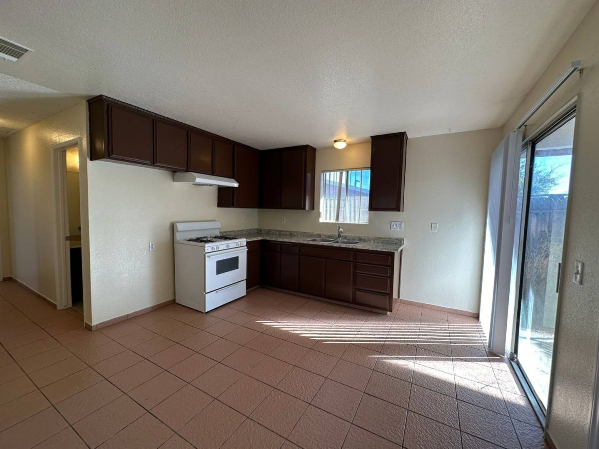 Apartment for rent at 13915 Spruce St, Hesperia, CA 92345