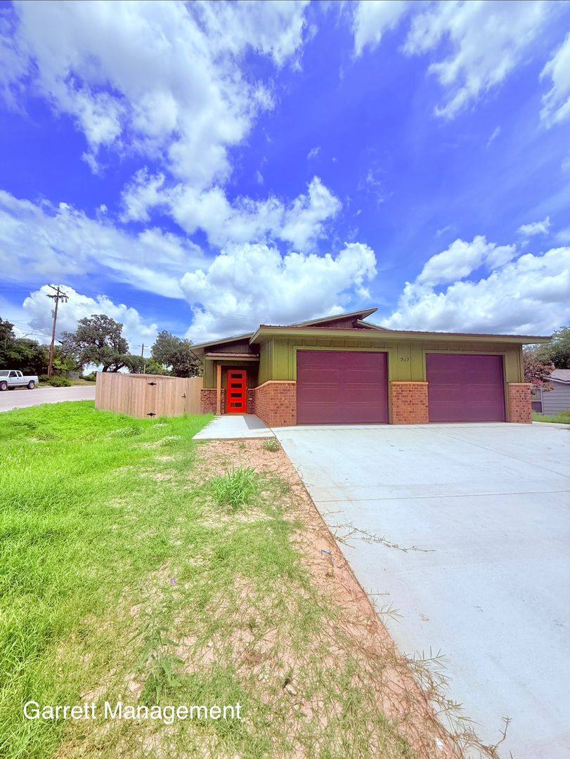 Townhouse for rent at 207 N Ridge, Lampasas, TX 76550