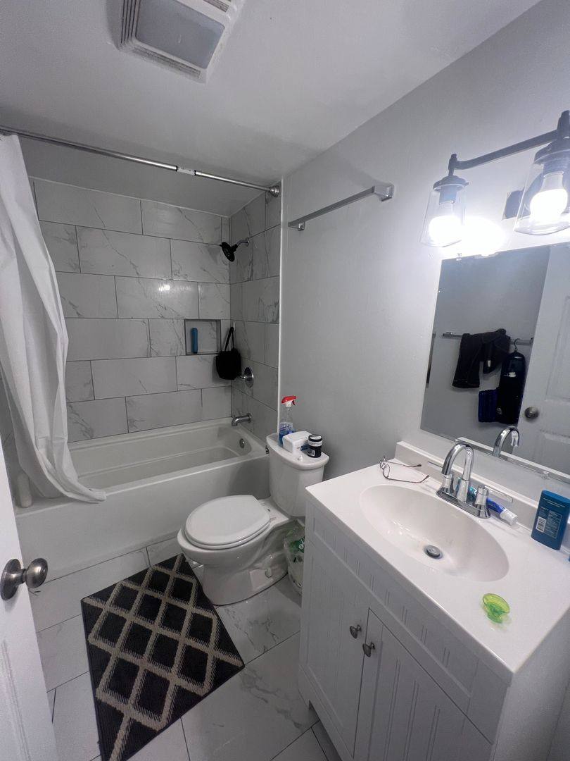 Townhouse for rent at 7712 - 7714 Oak St Left, New Orleans, LA 70118
