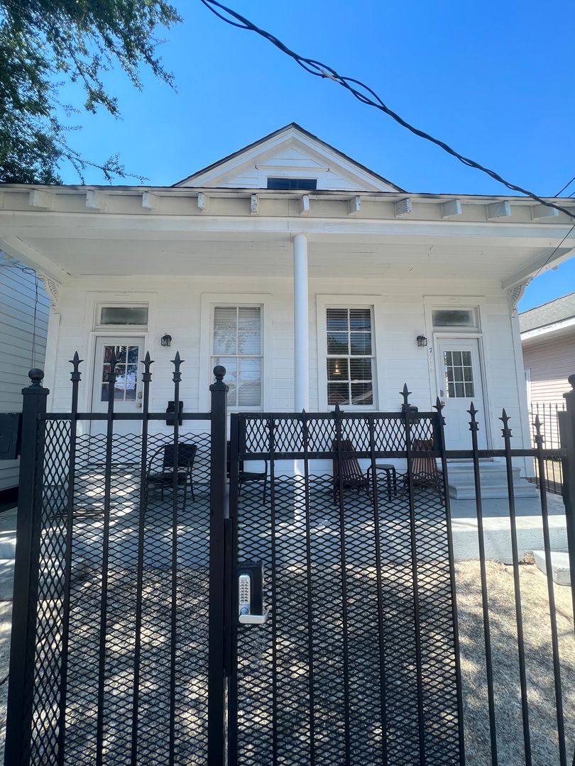Townhouse for rent at 7712 - 7714 Oak St Left, New Orleans, LA 70118
