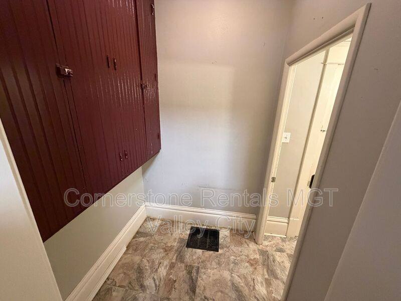 House for rent at 139 6th St NW, Valley City, ND 58072
