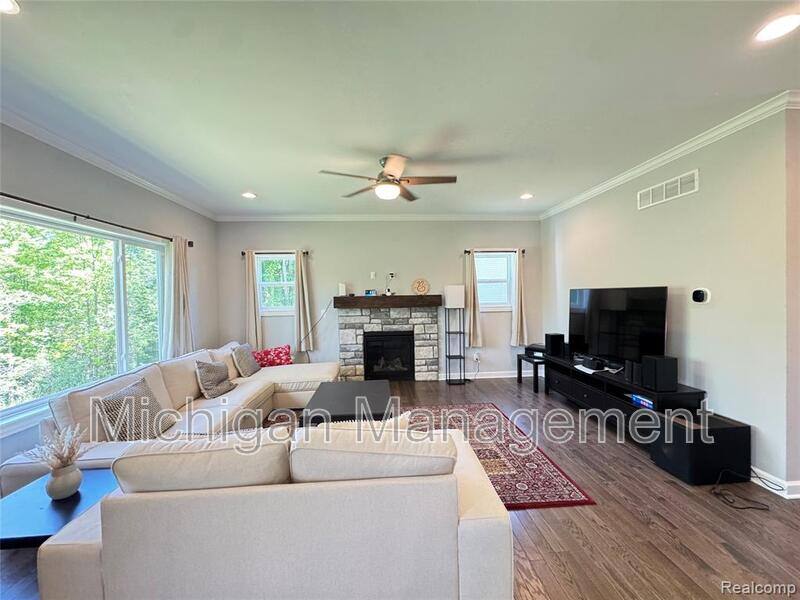 House for rent at 6149 Woodridge Lane, Grand Blanc, MI 48439