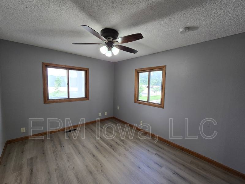 House for rent at 518 E 2nd St, Waterloo, IA 50703