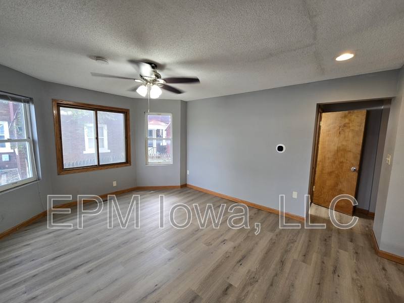 House for rent at 518 E 2nd St, Waterloo, IA 50703