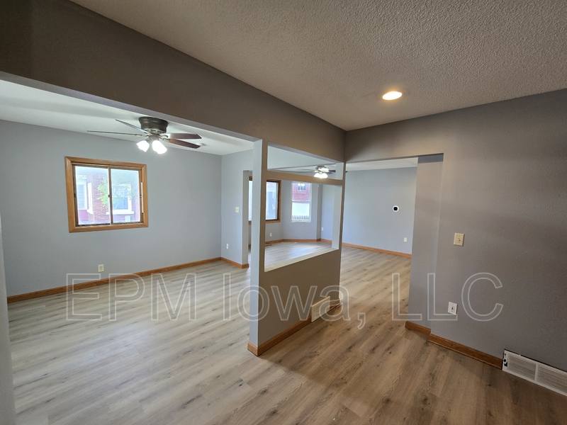 House for rent at 518 E 2nd St, Waterloo, IA 50703