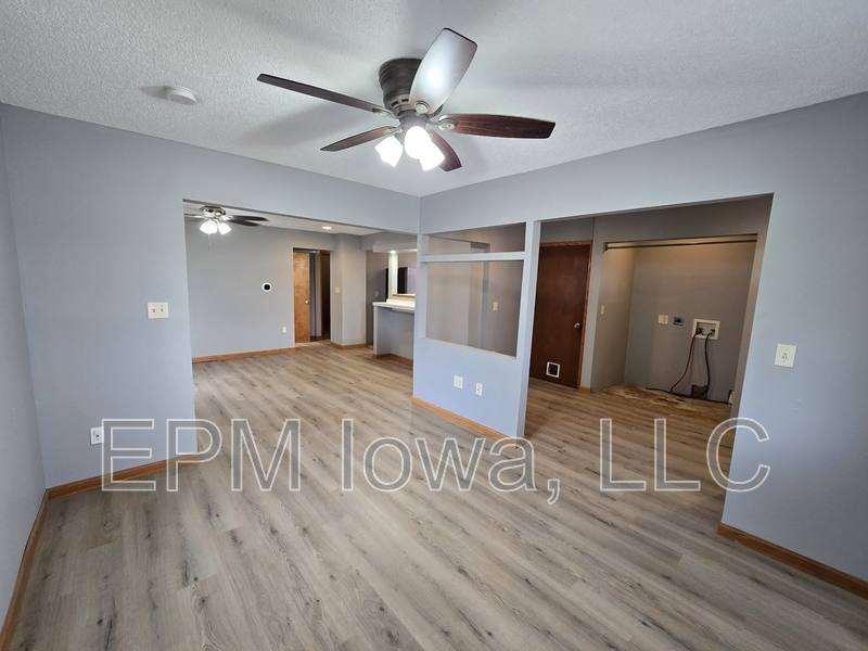 House for rent at 518 E 2nd St, Waterloo, IA 50703
