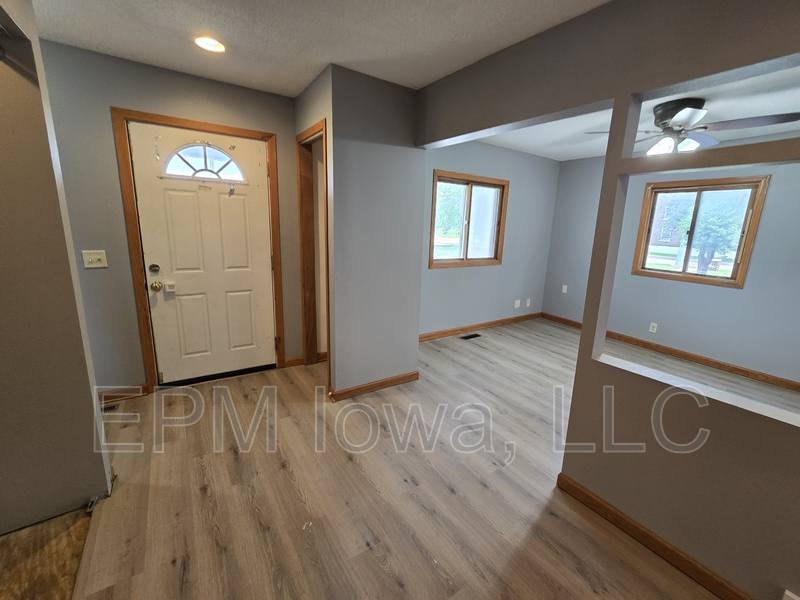House for rent at 518 E 2nd St, Waterloo, IA 50703