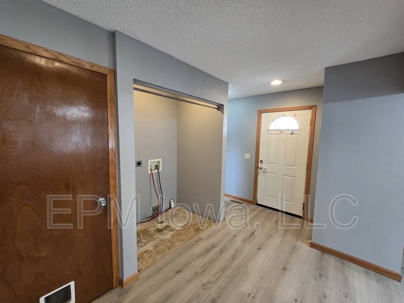 House for rent at 518 E 2nd St, Waterloo, IA 50703