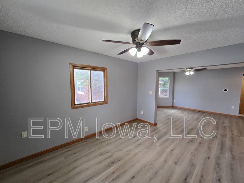 House for rent at 518 E 2nd St, Waterloo, IA 50703