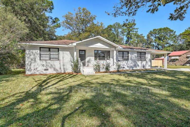 House for rent at 702 N Palmetto St, Summerville, SC 29483