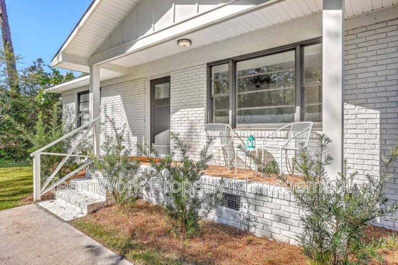 House for rent at 702 N Palmetto St, Summerville, SC 29483