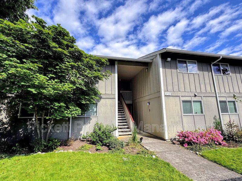 Condo for rent at 3206 Pine Rd NE #C14, Bremerton, WA 98310
