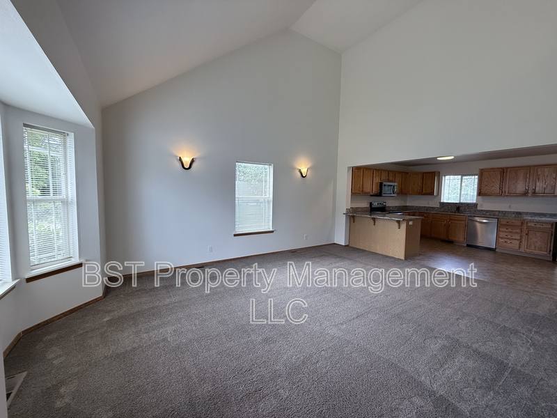 Townhouse for rent at 991 Mill St, Silverton, OR 97381