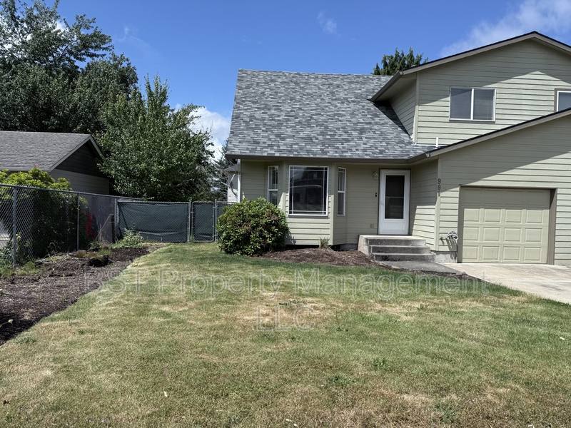 Townhouse for rent at 991 Mill St, Silverton, OR 97381
