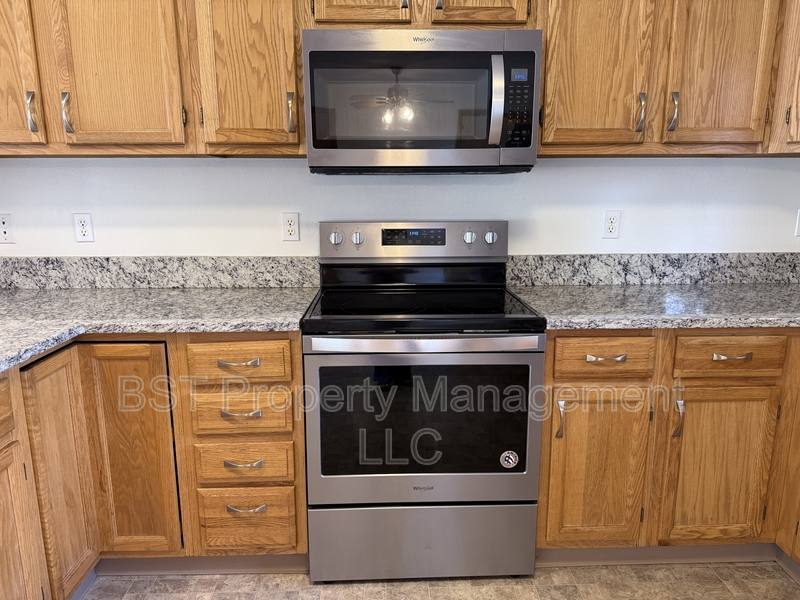 Townhouse for rent at 991 Mill St, Silverton, OR 97381