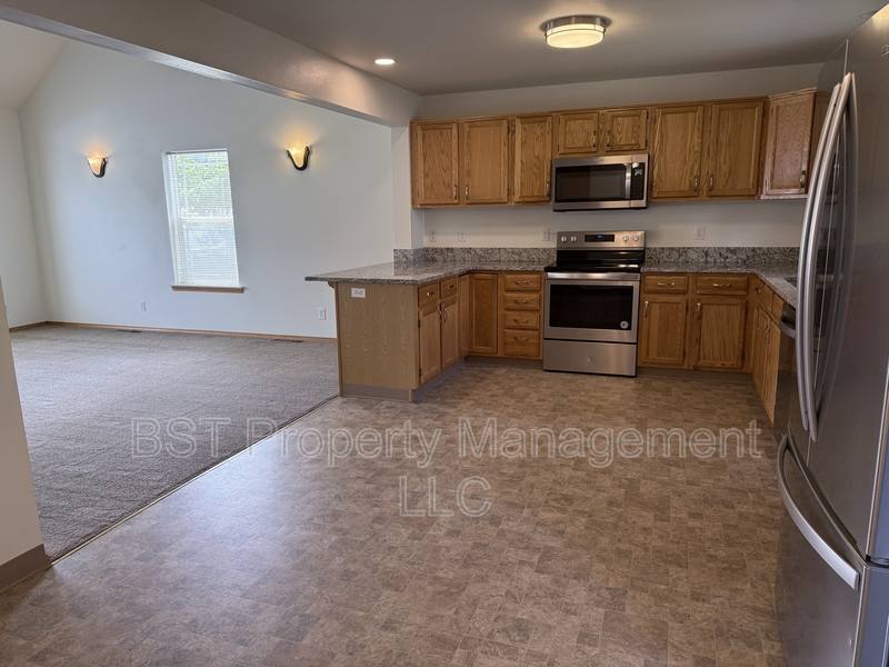 Townhouse for rent at 991 Mill St, Silverton, OR 97381