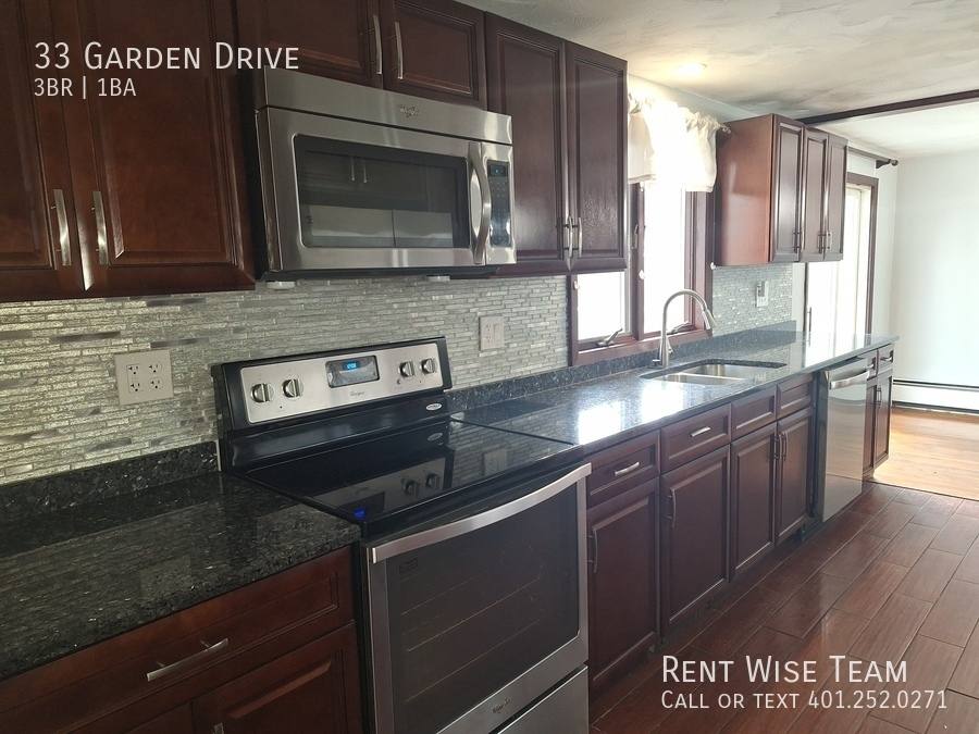 House for rent at 33 Garden Dr, Riverside, RI 02915