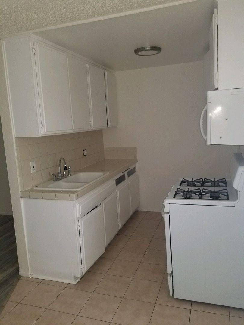Apartment for rent at 550 E Ave, Palmdale, CA 93550