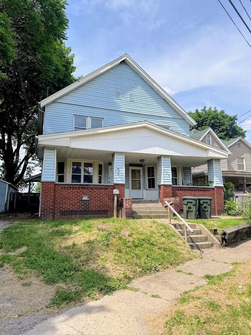 Apartment for rent at 915 Highland Rd NE, Canton, OH 44704