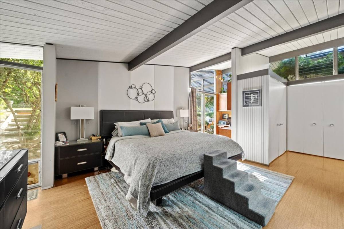 House for rent at 22550 Cass Ave, Woodland Hills, CA 91364
