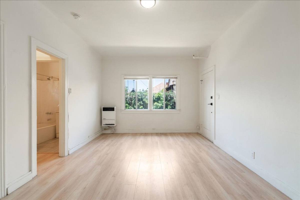 Apartment for rent at 1475 W Adams Blvd #307, Los Angeles, CA 90007