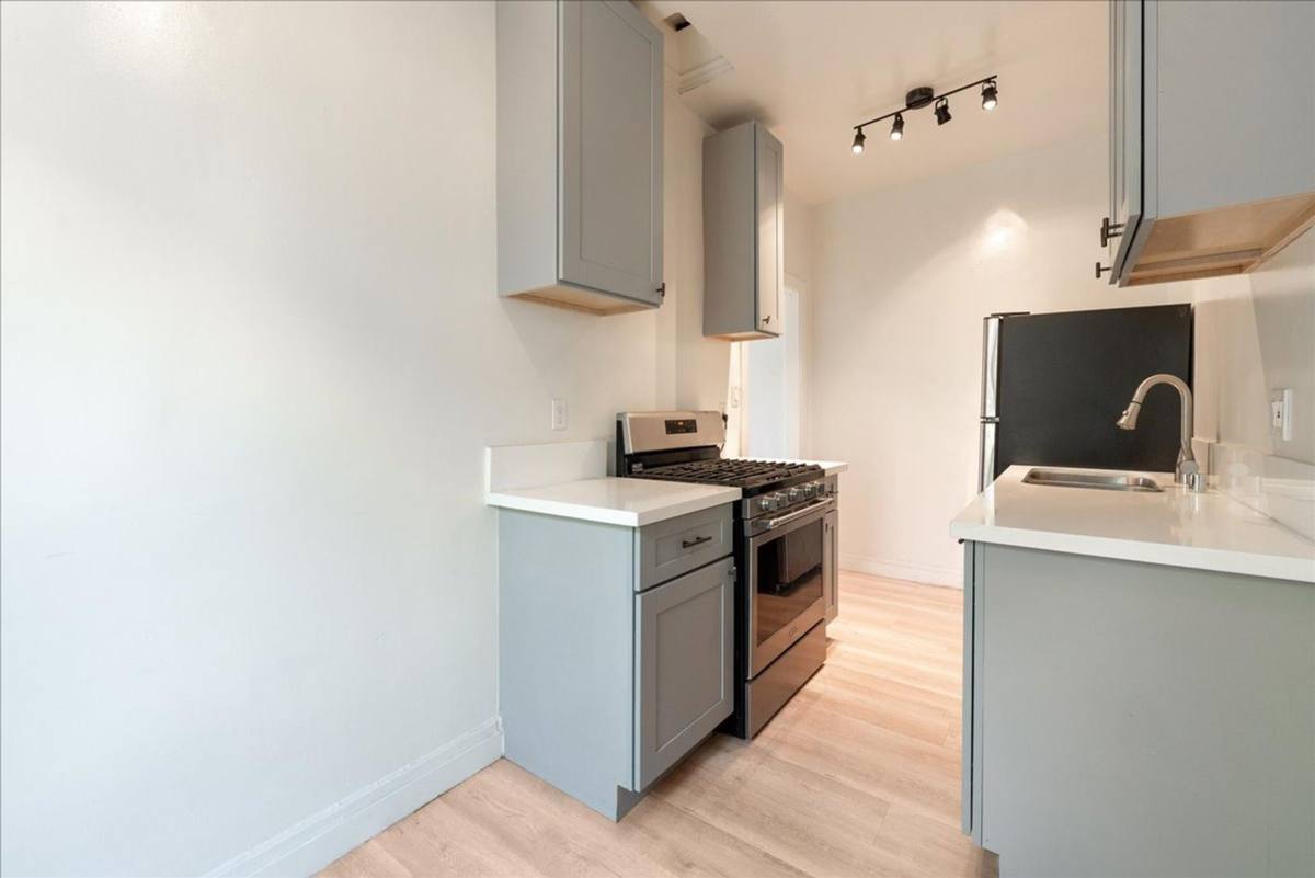 Apartment for rent at 1475 W Adams Blvd #307, Los Angeles, CA 90007