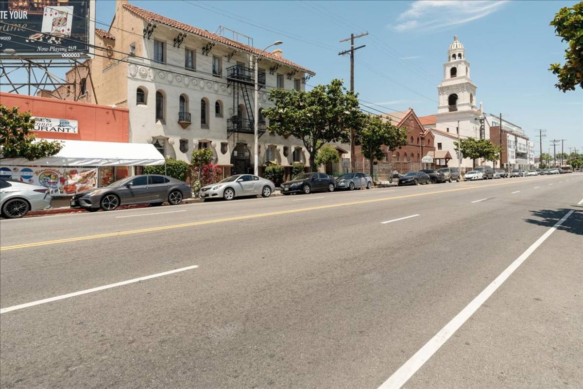 Apartment for rent at 1475 W Adams Blvd #307, Los Angeles, CA 90007