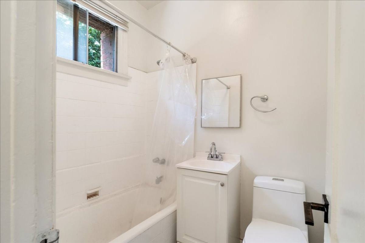 Apartment for rent at 1475 W Adams Blvd #307, Los Angeles, CA 90007