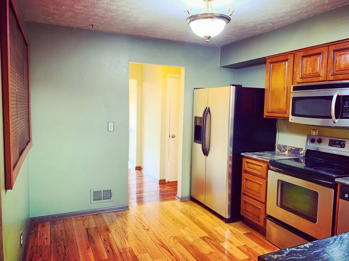 Apartment for rent at 4001 Riveroaks Circle, Louisville, KY 40241