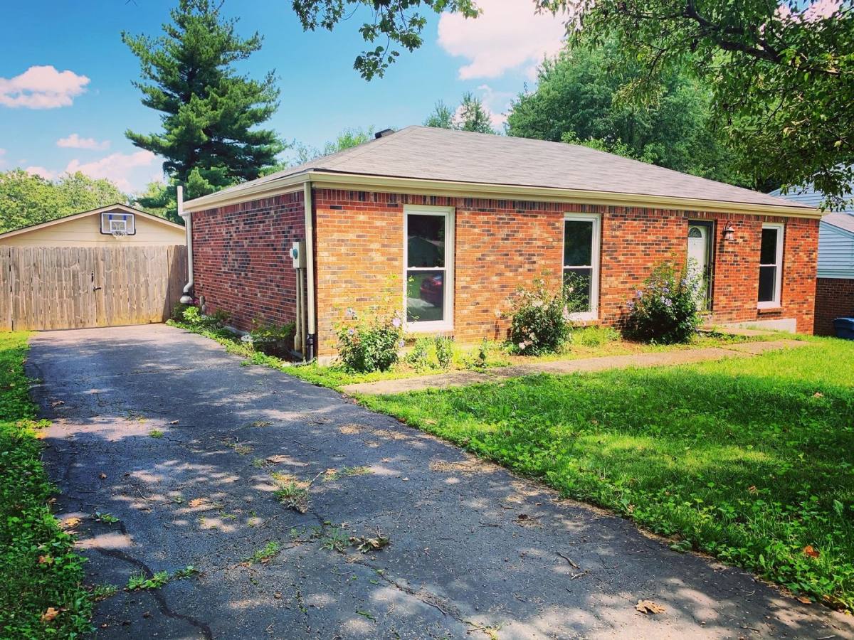 Apartment for rent at 4001 Riveroaks Circle, Louisville, KY 40241