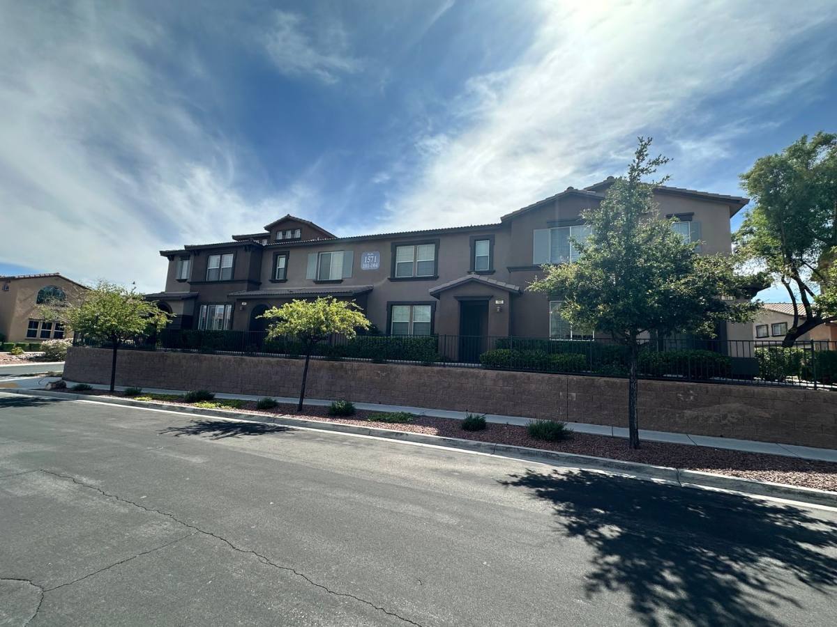 Townhouse for rent at 1571 Plaza Centre Dr, Las Vegas, NV 89135