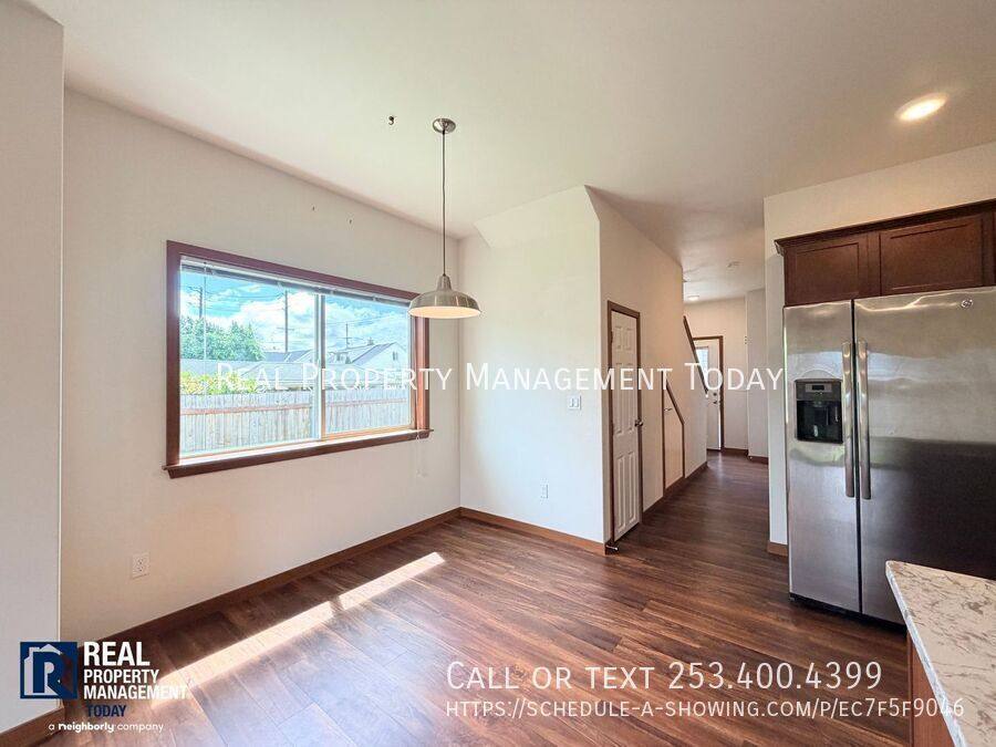 Townhouse for rent at 601 5th St SW, Puyallup, WA 98371