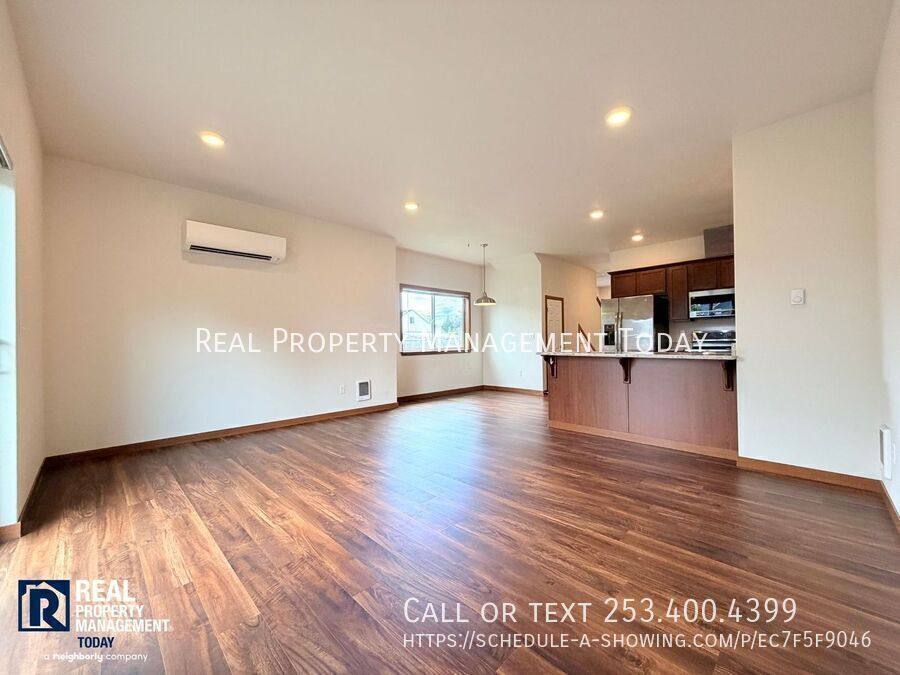 Townhouse for rent at 601 5th St SW, Puyallup, WA 98371