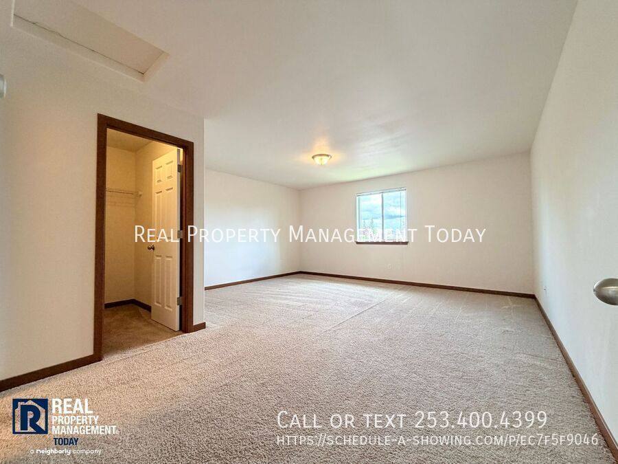 Townhouse for rent at 601 5th St SW, Puyallup, WA 98371