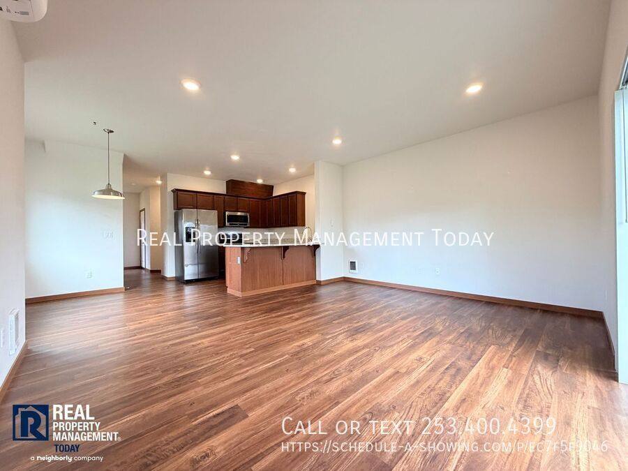 Townhouse for rent at 601 5th St SW, Puyallup, WA 98371