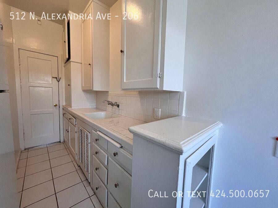 Apartment for rent at 512 N Alexandria Ave #206, Los Angeles, CA 90004