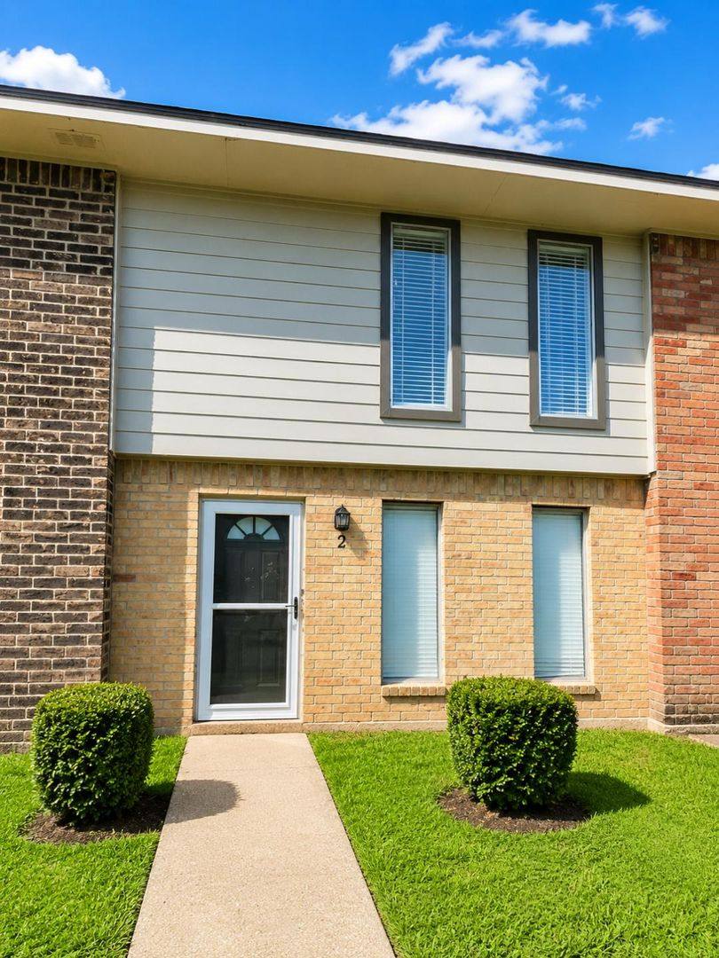 Townhouse for rent at 2700 N 16th St, Beaumont, TX 77703