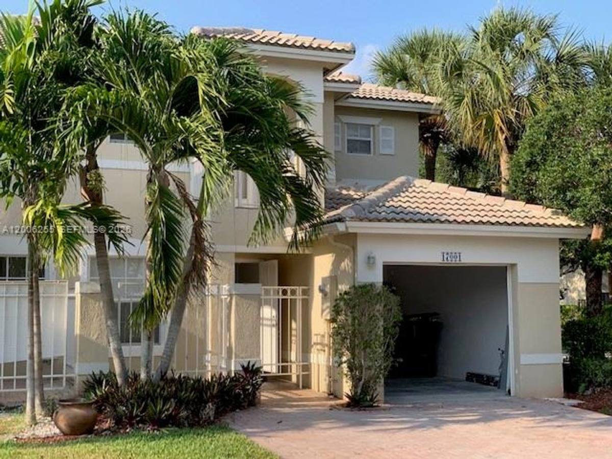 Townhouse for rent at 17001 NW 22nd St, Pembroke Pines, FL 33028