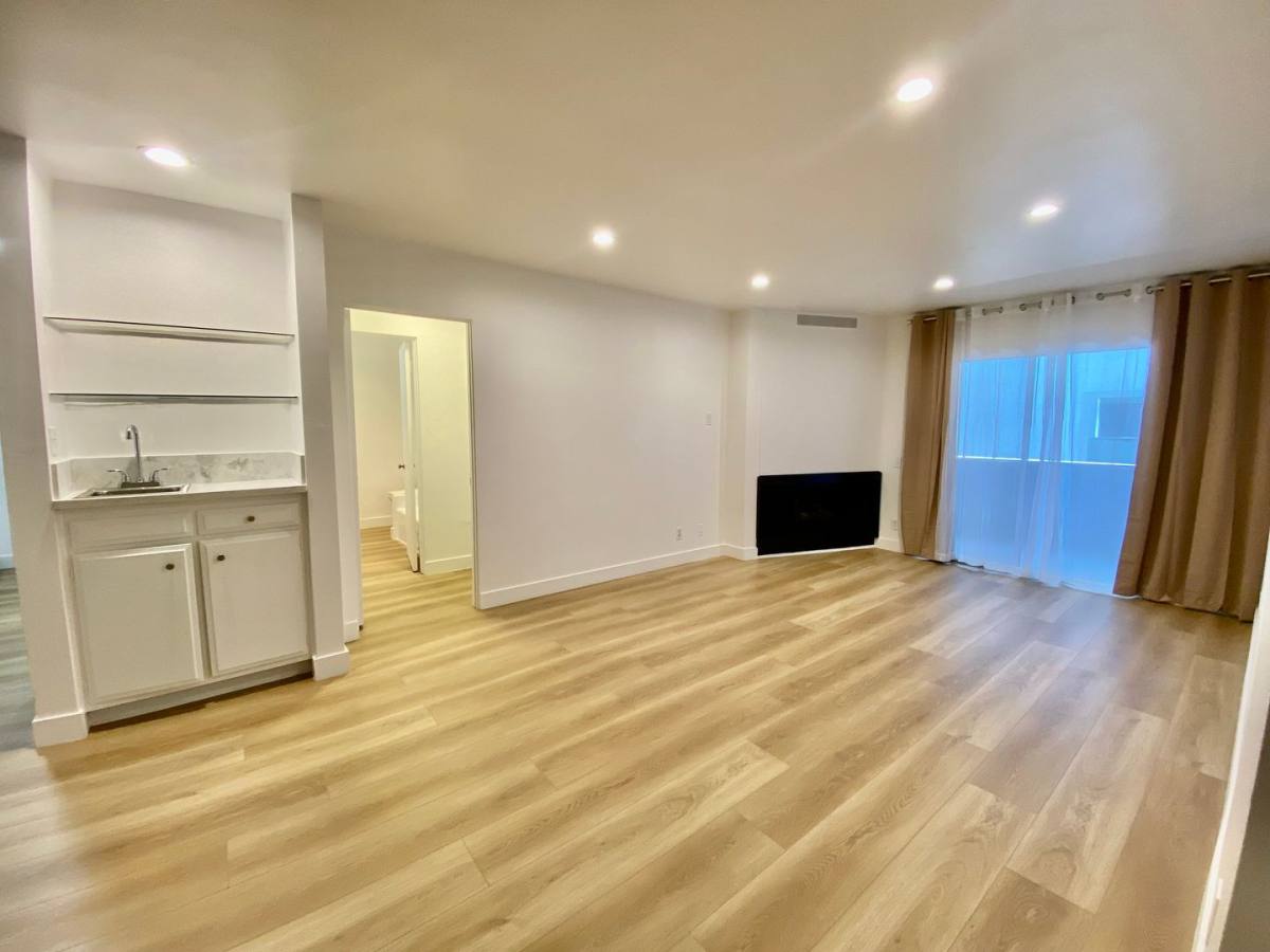 Apartment for rent at 938 4th St, Santa Monica, CA 90403