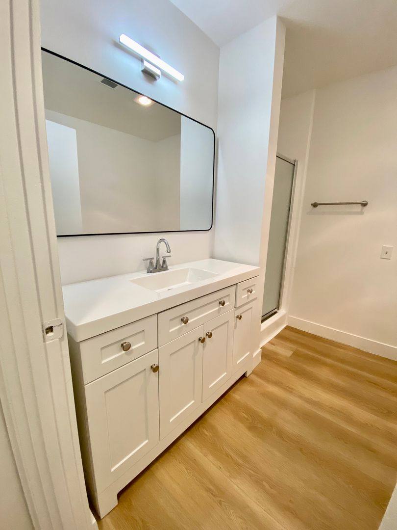 Apartment for rent at 938 4th St, Santa Monica, CA 90403