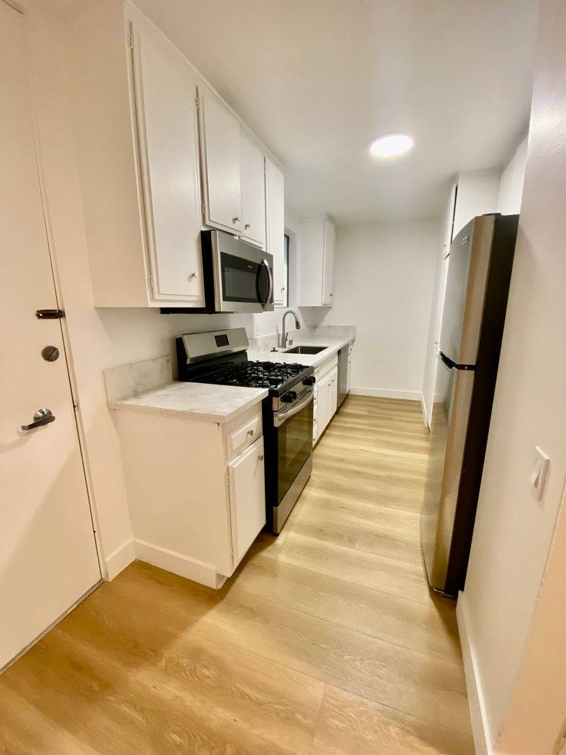 Apartment for rent at 938 4th St, Santa Monica, CA 90403
