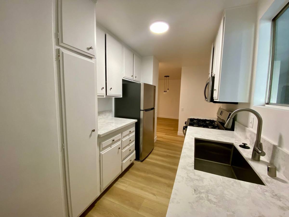 Apartment for rent at 938 4th St, Santa Monica, CA 90403