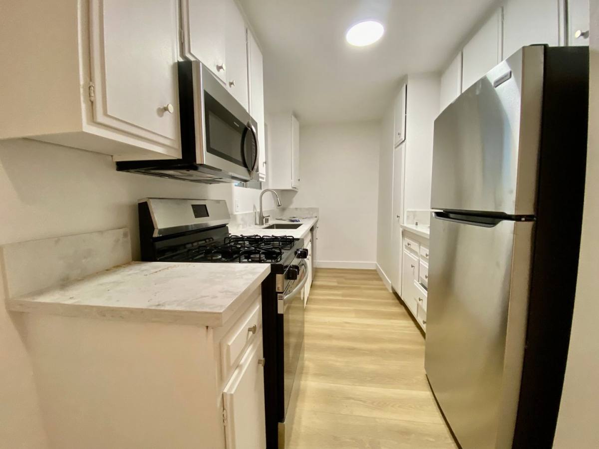 Apartment for rent at 938 4th St, Santa Monica, CA 90403