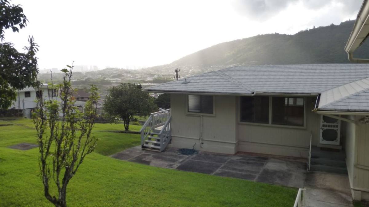 Apartment for rent at 3112 Alani Dr, Honolulu, HI 96822