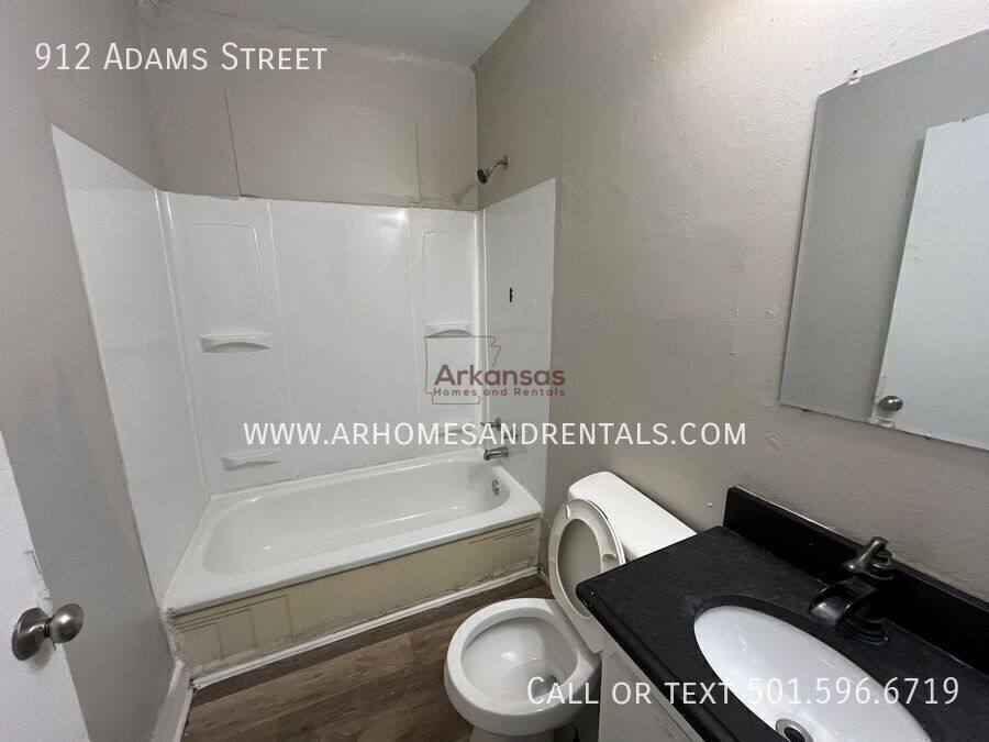 House for rent at 912 Adams St, Little Rock, AR 72204