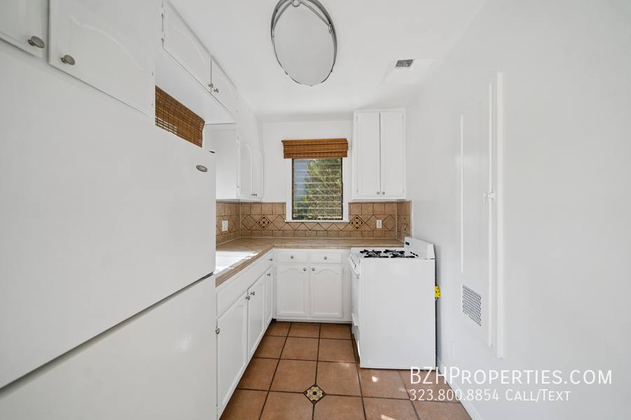 Apartment for rent at 612 S Dunsmuir Ave #1, Los Angeles, CA 90036