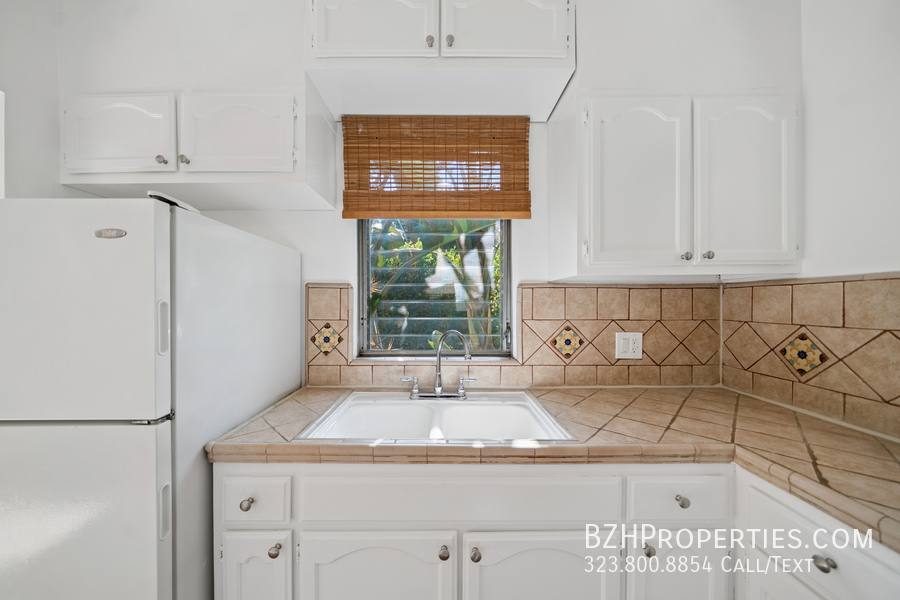 Apartment for rent at 612 S Dunsmuir Ave #1, Los Angeles, CA 90036